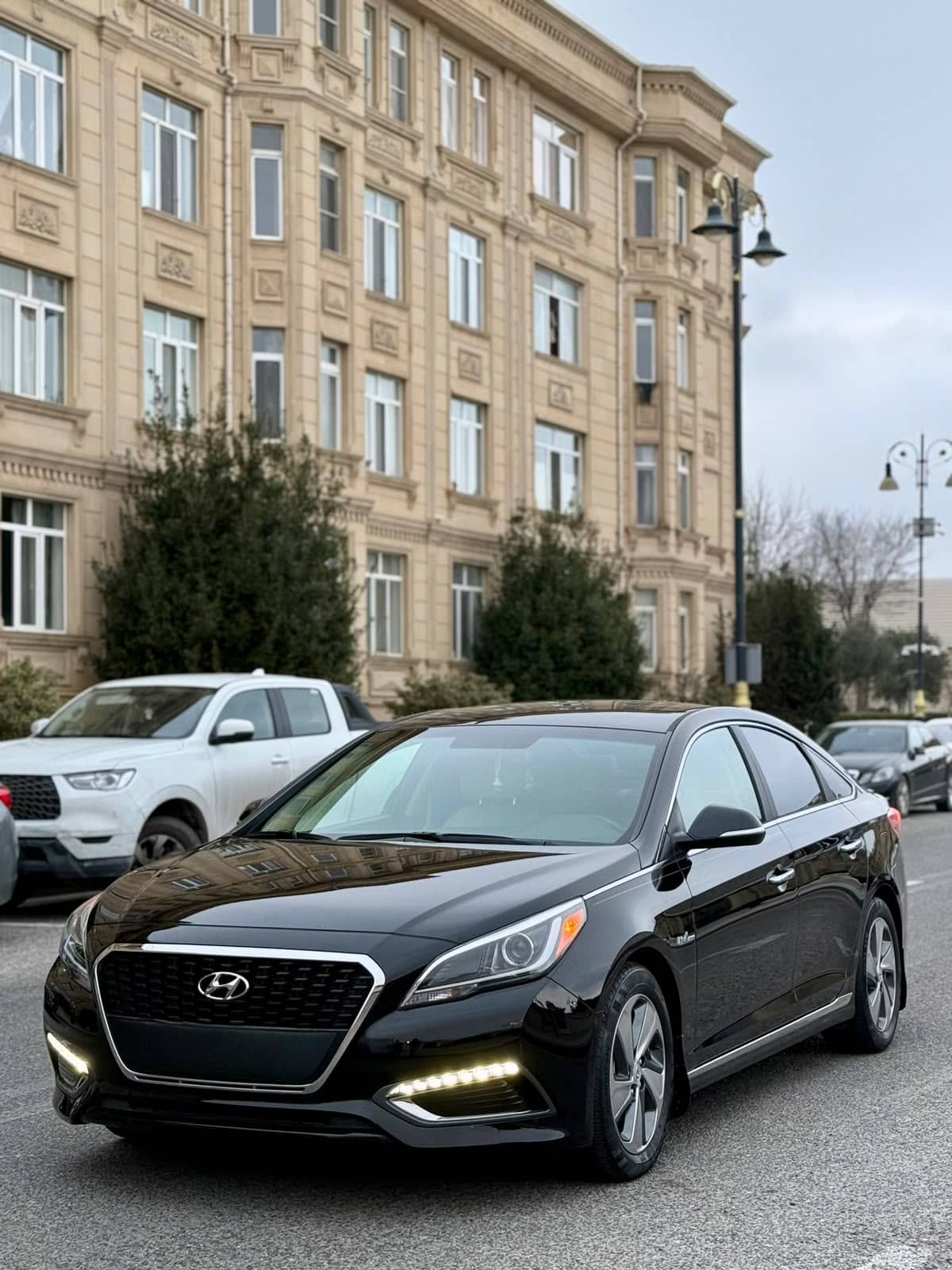 Black Hyundai Sonata Hybrid 2016 for rent in Baku